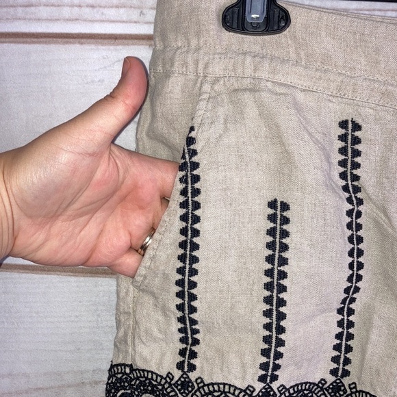 Ann Taylor Loft Tan and Black Embroidered Linen Shorts - Size 4 - Picture 4 of 10